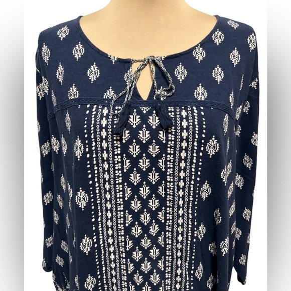 Catherines Plus Size 3X 26-28W Navy Blue Top with White Print & Neck Tassel Ties - Picture 2 of 9